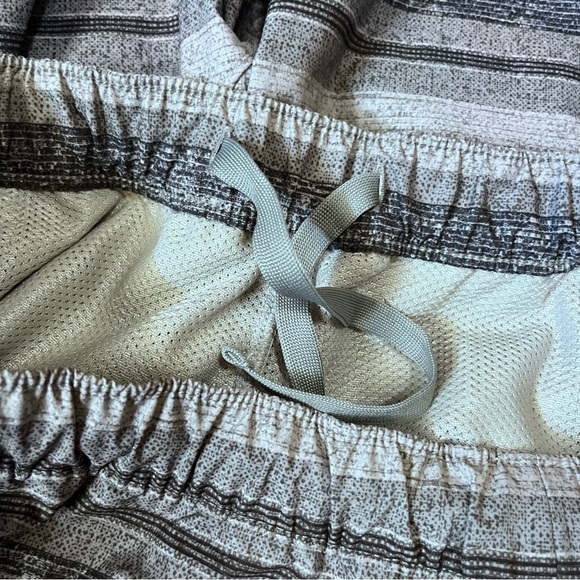 Eddie Bauer Carbon Gray Striped Explorer Shorts Size Medium NWT - Picture 12 of 13